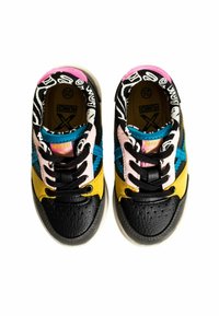 Sneaker colorati con una base in pelle nera e accenti gialli, rosa e blu, fodera interna decorata e lacci neri.