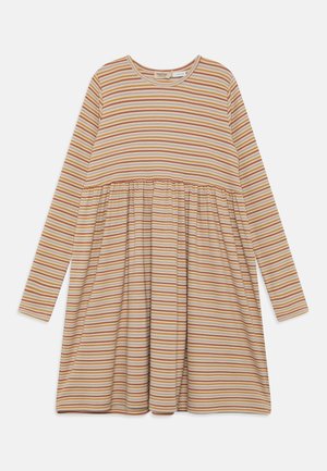 Robe rayée beige, dotée de manches longues, d'un col rond et d'une taille froncée. Les couleurs incluent rouille, moutarde et crème.