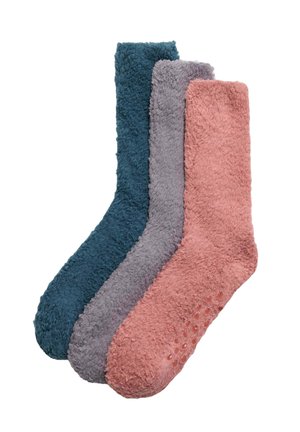 Tres pares de calcetines de peluche en color azul verdoso oscuro, gris claro y rosa coral. Presentan una textura suave y suelas con puntos antideslizantes para mayor tracción.