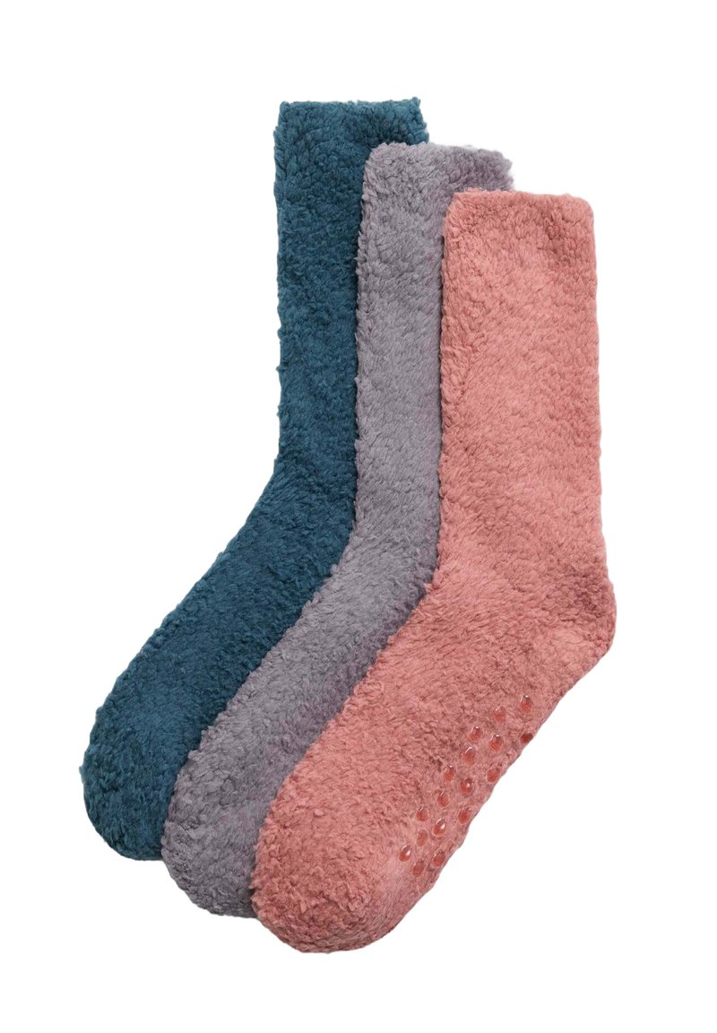 Tres pares de calcetines de peluche en color azul verdoso oscuro, gris claro y rosa coral. Presentan una textura suave y suelas con puntos antideslizantes para mayor tracción.