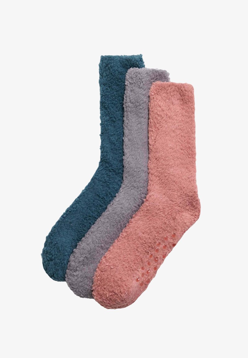 Tres pares de calcetines de peluche en color azul verdoso oscuro, gris claro y rosa coral. Presentan una textura suave y suelas con puntos antideslizantes para mayor tracción.