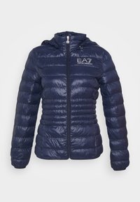 Chaqueta acolchada marina con cierre de cremallera y capucha. Cuenta con un diseño acolchado, textura brillante y el logo "EA7 Emporio Armani" en el pecho.
