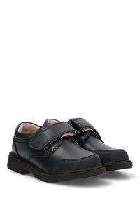 Zapatos negros para niños con correas de Velcro, punteras reforzadas, cuellos acolchados y suelas resistentes, mostrados sobre un fondo blanco.