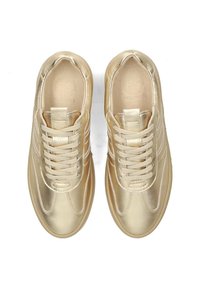 Sneaker dorati metallici con una finitura liscia, punta tonda e design con lacci; presentano strisce bianche sui lati e un colletto imbottito.
