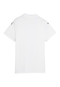 Witte t-shirt met korte mouwen, gemaakt van lichtgewicht stof. Voorzien van een klassieke ronde hals en zwarte logo-accenten op beide schouders.