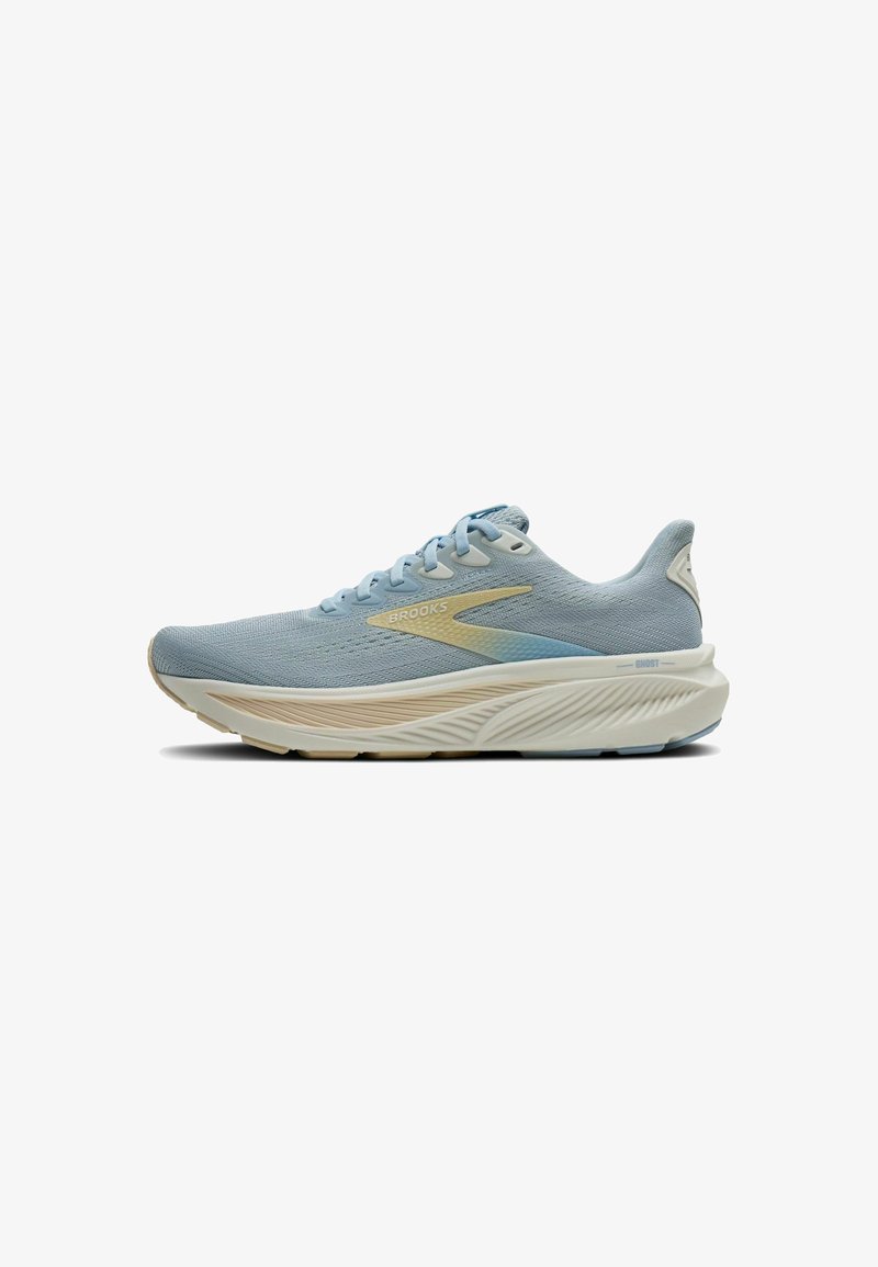 Zapatilla de running Brooks Ghost en azul claro con suela acolchada beige y blanca, parte superior de malla y diseño de cordones, mostrada en perfil lateral.