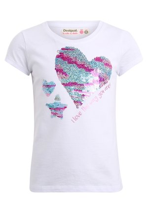 Biały t-shirt z krótkim rękawem z dużym sercem wykonanym z wielokolorowych cekinów w kolorze różowym, niebieskim i srebrnym, z napisem "kocham to, jakim jesteś!"