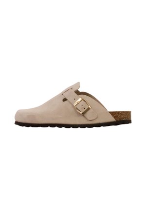 Beige ruskind slip-on træsko med justerbar guldbeslået rem, korksål og sort gummisål.