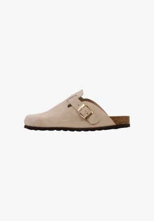 Beige ruskind slip-on træsko med justerbar guldbeslået rem, korksål og sort gummisål.