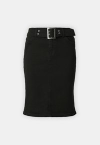 Falda de mezclilla negra con una silueta ajustada, que presenta un cinturón ancho con una hebilla rectangular de plata y bolsillos delanteros.