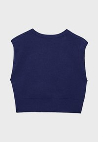 Granatowy, bezrękawnikowy, dzianinowy top crop z okrągłym dekoltem i prążkowanym wykończeniem, ułożony na płasko na jasnoszarym tle.