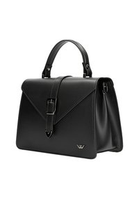 Černá kožená kabelka se strukturovaným designem, obsahující horní úchyt, klopové zapínání, detail stříbrné spony a jemné logo.