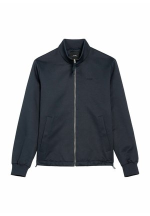 Ciemnogranatowa kurtka na zamek z wysokim kołnierzem, elastycznymi mankietami, dwoma bocznymi kieszeniami i subtelnym logo na piersi. Gładka tekstura tkaniny.