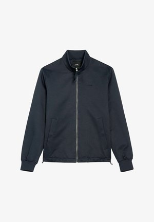 Ciemnogranatowa kurtka na zamek z wysokim kołnierzem, elastycznymi mankietami, dwoma bocznymi kieszeniami i subtelnym logo na piersi. Gładka tekstura tkaniny.