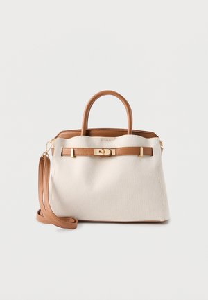 Sac à main en tissu beige avec poignées en cuir marron clair, garniture assortie, et bandoulière amovible, avec une boucle dorée en détail sur le devant.