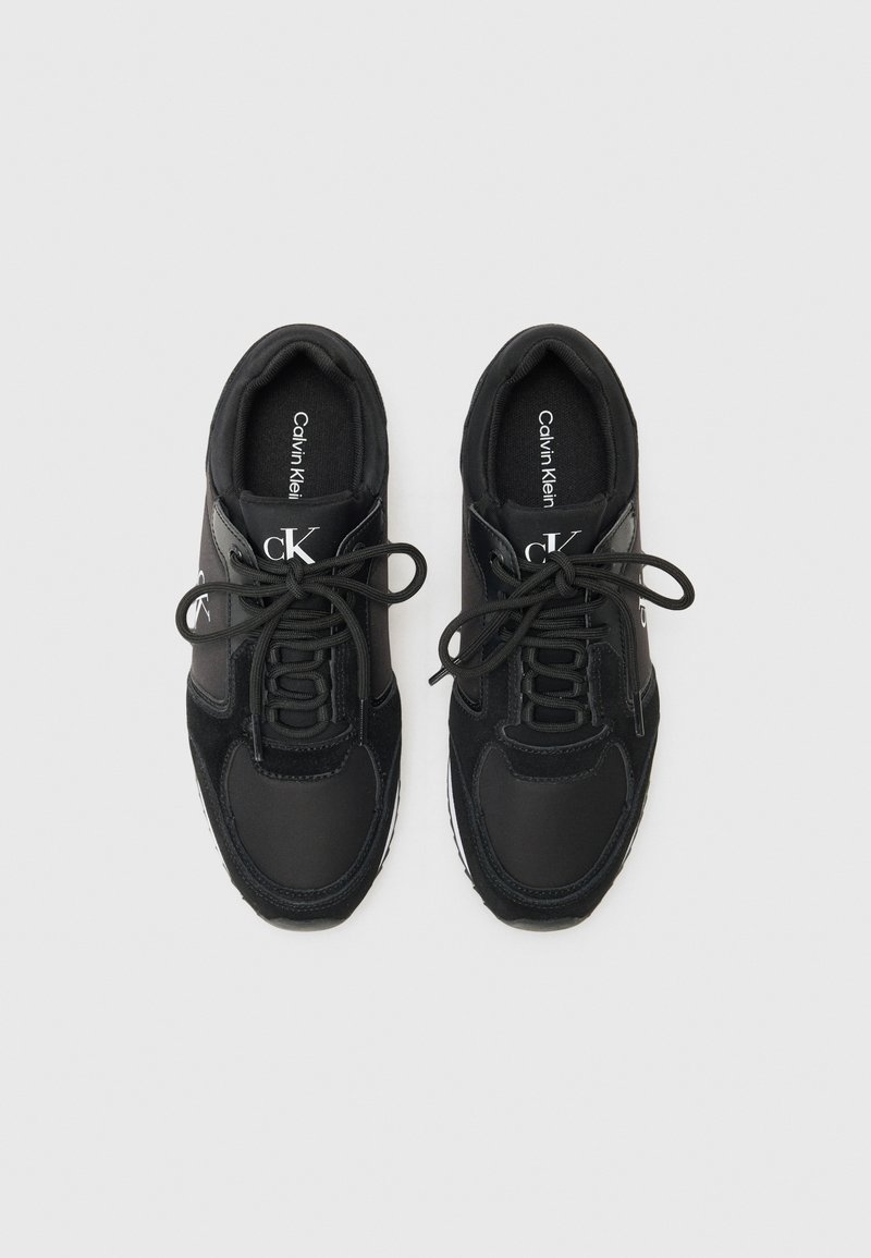 Baskets noires en combinaison de cuir lisse et de daim. Dotées de lacets ronds, d'une languette rembourrée et d'une semelle blanche avec des accents de logo.