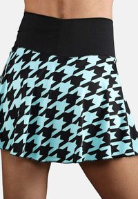 Zwart en lichtblauw pied-de-poulemotief rok met een hoge zwarte tailleband, gemaakt van een glad, rekbaar materiaal. Uitlopende snit met een onafgewerkte zoom.