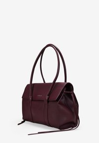 Bolso de mano de cuero burdeos con asas dobles, forma estructurada, cierre de solapa y dos lazos laterales para ajuste. Acabado texturizado con una sutil marca.