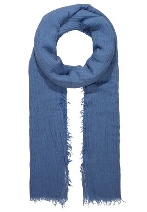 Miękki niebieski szalik o luźno tkanej fakturze i postrzępionych krawędziach, złożony w pętlę, z obydwoma końcami zwisającymi w dół.