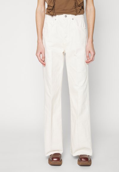 Hvite vide jeans med høy midje, laget av denim, med knapp og glidelås, samt to lommer foran.