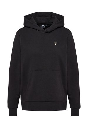 Svart hoodie i mjukt tyg, med en känguruficka, ribbade ärmslut och en liten logotyp med chevronmönster på bröstet.