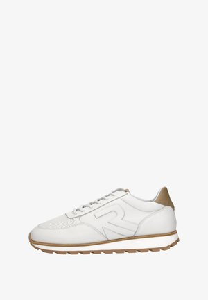 Witte leren sneaker met geperforeerde neus, lichtbruine hielkap, verdiept logo op de zijkant, witte tussenzool en lichtbruine, geribbelde buitenzool.