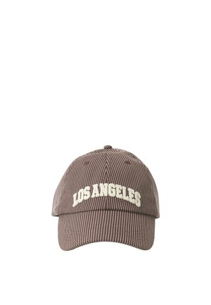Casquette de baseball marron à fines rayures avec texte brodé blanc "LOS ANGELES" à l’avant et une visière incurvée.