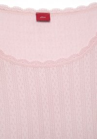 Lichtroze top van textuurstof met geribbelde patronen en bloemaccentontwerpen, met een gekartelde kantenn neckline en een rode merklabel.