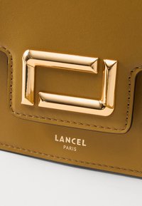 Lancel SMALL ANGELE - Ručna torba - mustard