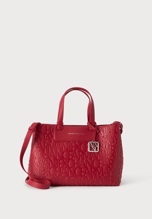 Červená kabelka Armani Exchange s reliéfnym vzorom značkového mena, dvojitými hornými rukoväťami, odnímateľným ramenným popruhom a strieborným príveskom s logom AX.