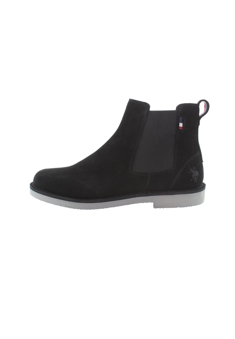 Bota Chelsea de ante negra hasta el tobillo con paneles laterales elásticos y una lengüeta. Presenta una suela de goma gris y un pequeño detalle de logotipo en el talón.