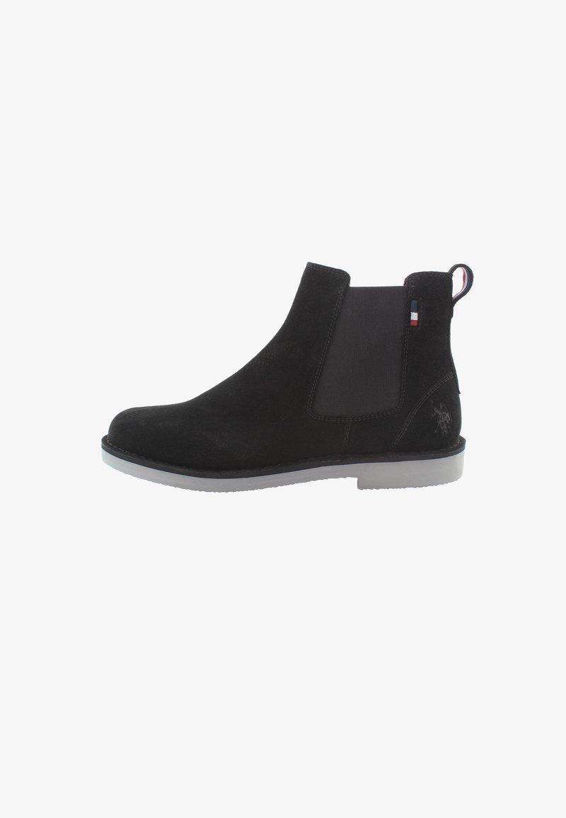 Stivale alla caviglia Chelsea in suede nero con pannelli elastici laterali e un pratico pull tab. Presenta una suola in gomma grigia e un piccolo dettaglio del logo sul tallone.