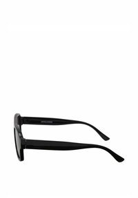 Schwarze rechteckige Sonnenbrille mit glänzendem Rahmen, schlanken Bügeln und subtiler Markenkennzeichnung an der Seite. Die Gläser sehen dunkel und spiegelnd aus.