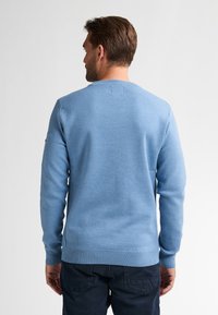 Lichtblauwe trui van zachte stof, met een ronde hals, geribbelde manchetten en zoom, met een eenvoudig, clean ontwerp.