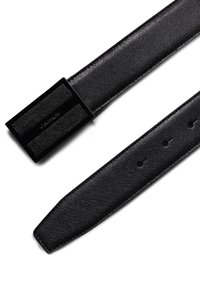 Cintura nera in tessuto, con una texture liscia, regolabile con più fori, dotata di una fibbia rettangolare in metallo nero con logo del marchio.