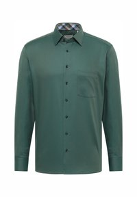 Groen overhemd met lange mouwen en knoopjeskraag, voorzak, zwarte knopen en een geruit patroon op de binnenkant van de kraag. Gladde textuur.