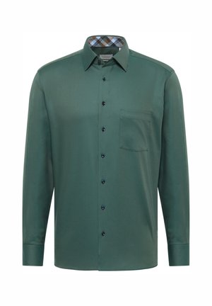 Grünes Langarmhemd mit Button-Down-Kragen, Brusttasche, schwarzen Knöpfen und einem karierten Muster am Innenkragen. Glatte Textur.