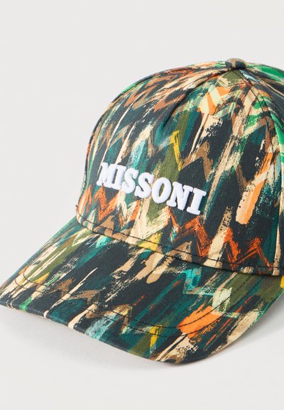 Καπέλο μπέιζμπολ με σχέδιο σε πράσινο, πορτοκαλί, καφέ και κρεμ χρώμα, με λευκό λογότυπο "MISSONI" κεντημένο στο μπροστινό μέρος.