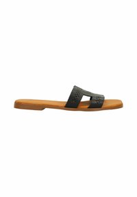 Zwarte leren slidesandaal met een brede band met uitgesneden patronen, een tan voetbed en een platte rubberen zool. Eenvoudig en open ontwerp.