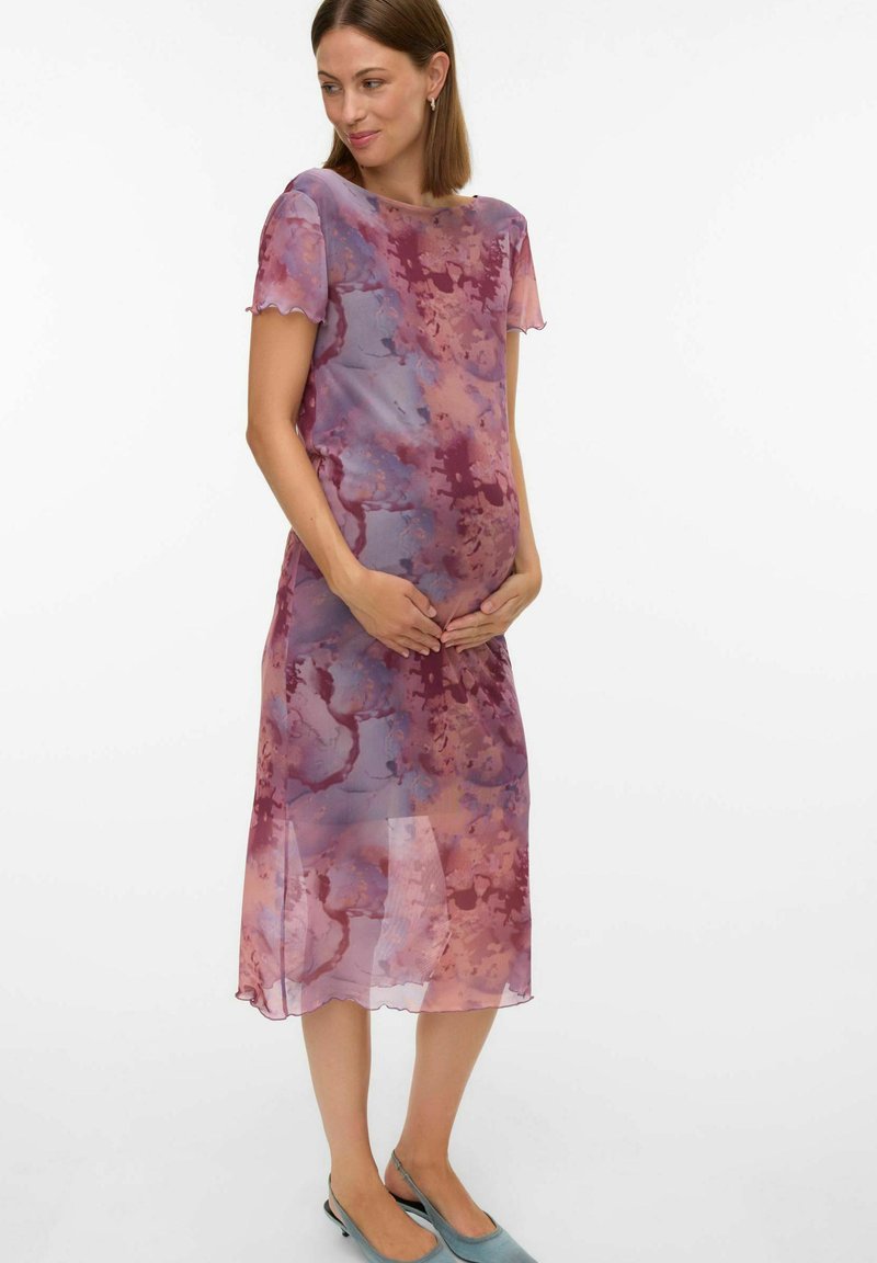 Abito trasparente con motivo floreale in tonalità di viola e rosa, con una vestibilità rilassata, maniche corte e orlo scallop. Le calzature sono slingback blu.