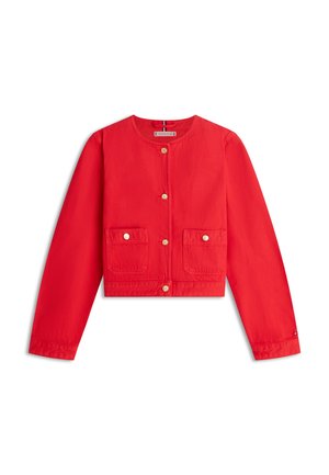Rode korte jas van katoen met lange mouwen, ronde halslijn, voorzijde met knoopsluiting en twee opgestikte zakken. Gouden knopen en stikdetail.