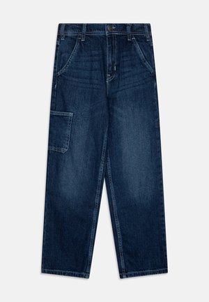 Ciemnoniebieskie jeansy z denimu o szerokich nogawkach, boczną kieszenią na lewym boku, przednimi kieszeniami, szlufkami na pasek i zapięciem na guziki.