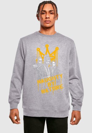 Grauer Sweatshirt mit einem Grafikdesign von drei Figuren und einer Krone in Orange, mit dem Text "NAUGHTY BY NATURE" in orangefarbenen, tropfenden Buchstaben.