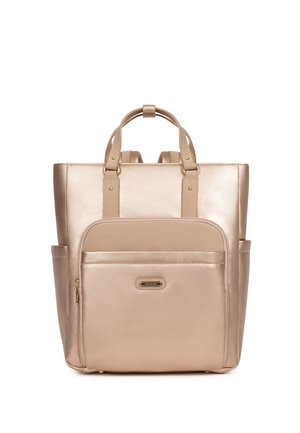 Zaino tote in pelle beige metallizzata con doppi manici, tasca frontale con zip, tasche laterali e targhetta logo metallica marchiata.