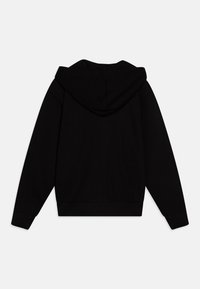 Sweatshirt preto com bolso canguru, capuz com cordão e punhos e bainha canelados. Feito de um tecido suave e texturizado.