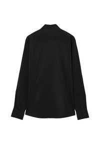 Camicia nera a maniche lunghe con colletto a punta, tessuto liscio, polsini abbottonati e orlo dritto. Design minimalista, senza pattern visibili.
