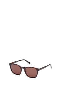 Ochelari de soare cu un cadru din tortoise dark, lentile rectangulare și nuanță de maro. Prezintă linii elegante și accente metalice pe brate.