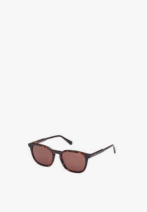 Occhiali da sole con montatura in tartaruga scura, lenti rettangolari e tonalità marrone. Presentano linee eleganti e dettagli metallici sulle tempie.