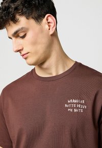 Wrangler SHORT SLEEVE - T-shirt print - mahogany