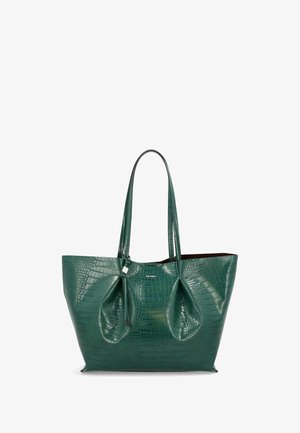 Sac fourre-tout en cuir synthétique crocodile vert avec deux longues poignées, présentant un design froncé et un intérieur sombre. Texture lisse et brillante.